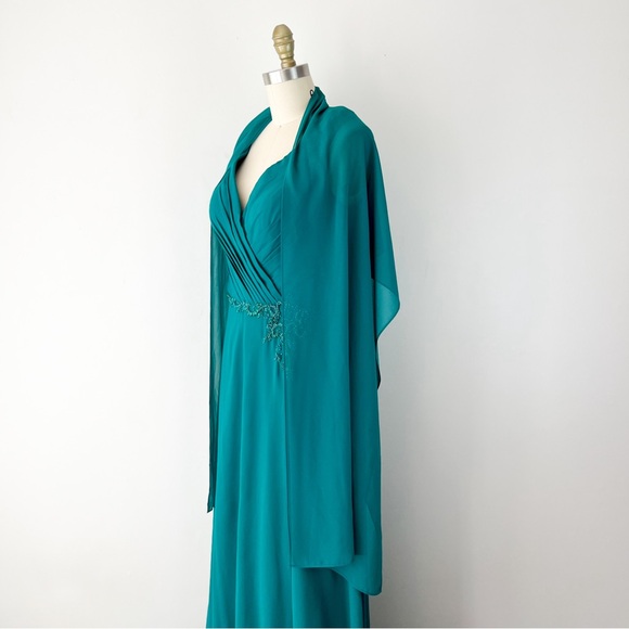 LAST CHANCE Cameron Blake • Beaded Cap Sleeve Ruched Bodice Dress • 14 - Picture 9 of 14